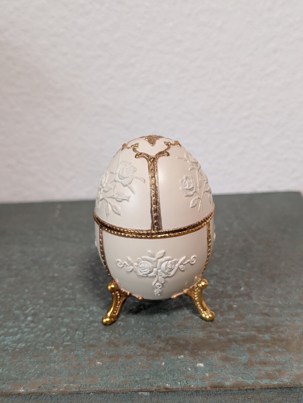 VTG Taj Sankyo Trinket Music Box 3.5" Egg Shaped Cream & Gold Colored w/ Roses